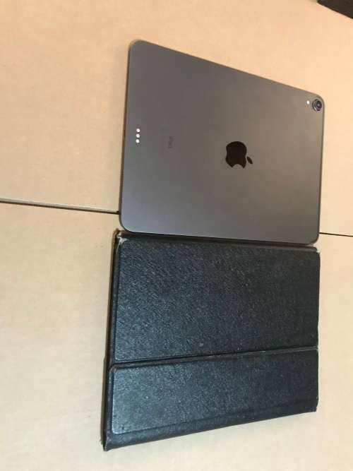 APPLE IPAD PRO *11`* MODEL:MTXN2LL/A*64 GB WIFI ONLY*USB CABLE*CHARGER*POUCH*GOOD CONDITION